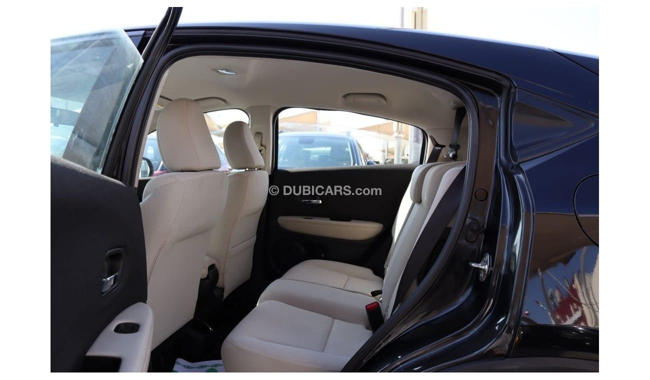 هوندا HRV EX خالية من الحوادث - خليجي - رقم 2 - صبغة وكالة - مكينة 1800 سي سي  - بحالة الوكالة من الداخل والخا