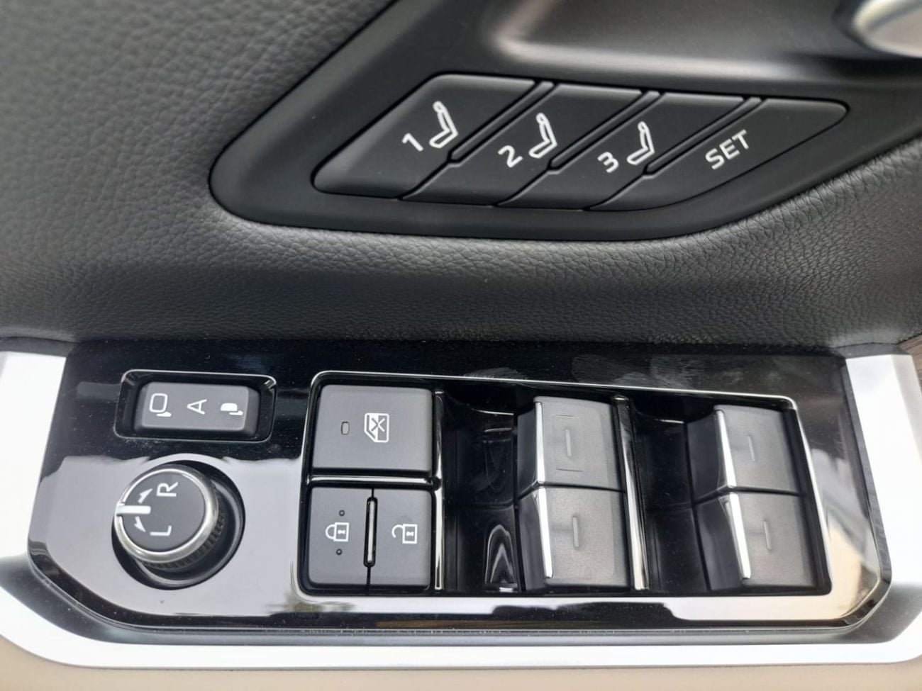 تويوتا لاند كروزر ZX FULL OPTIONS PETROL 7 SEATER TOP RANGE COMPLETE