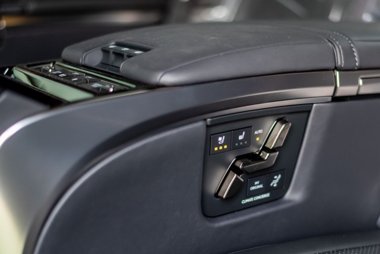 لكزس LM 350h VIP - 4 Seats 2.5L - 4 Cylinder