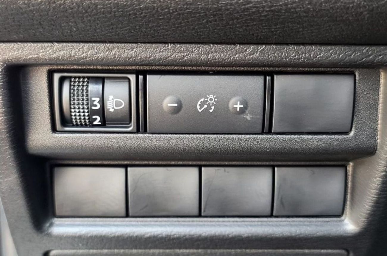 ميتسوبيشي L200 Sportero 2.4L DSL DC 4WD 6AT Chrome Edition