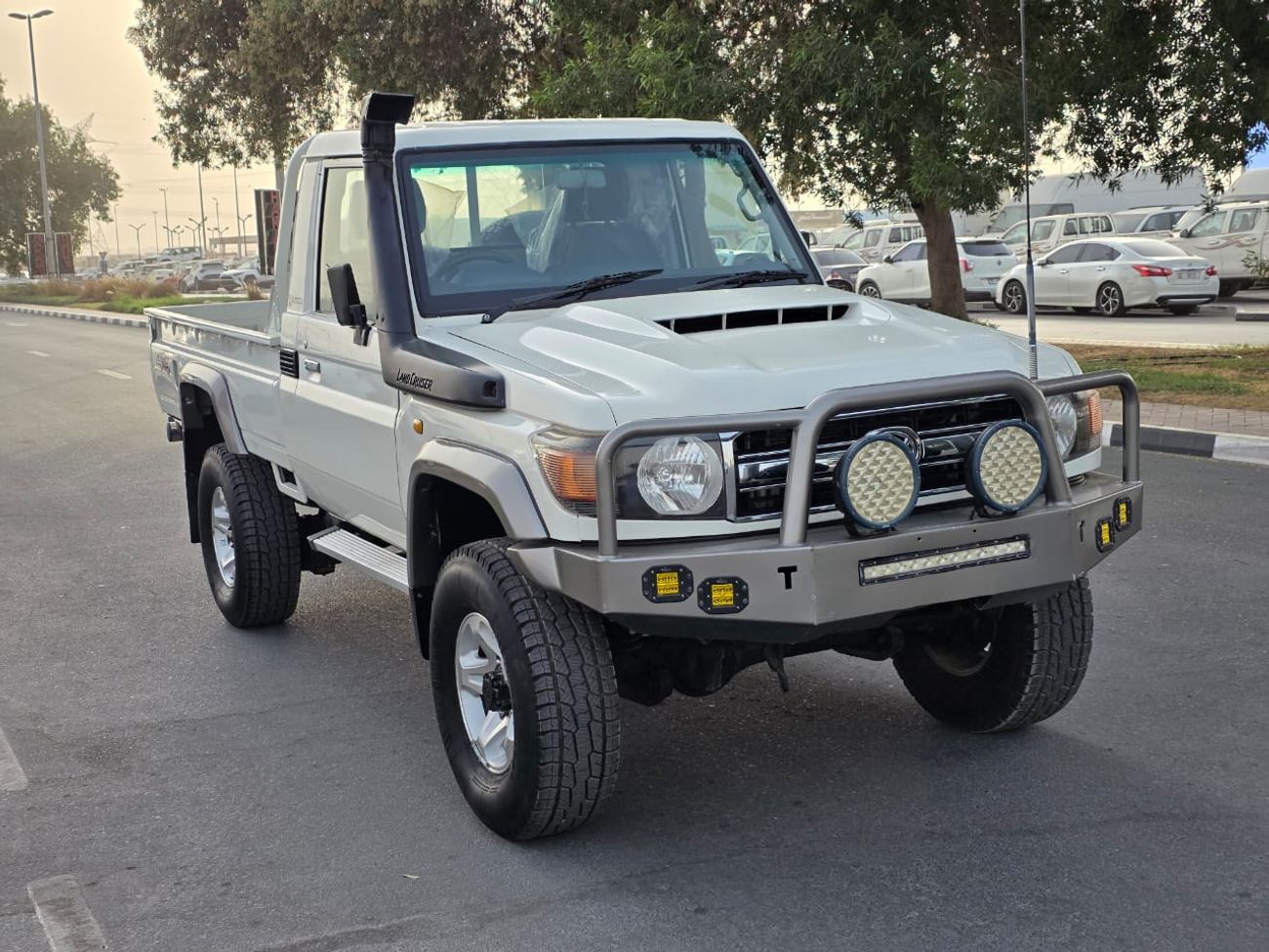 تويوتا لاند كروزر بيك آب diesel 4.5 liter ,right hand drive 2017 model V8 only for export available