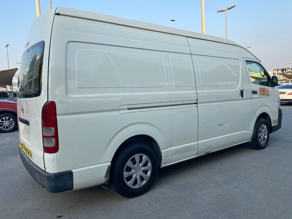 Used Toyota Hiace 2011 for sale in Dubai 784226