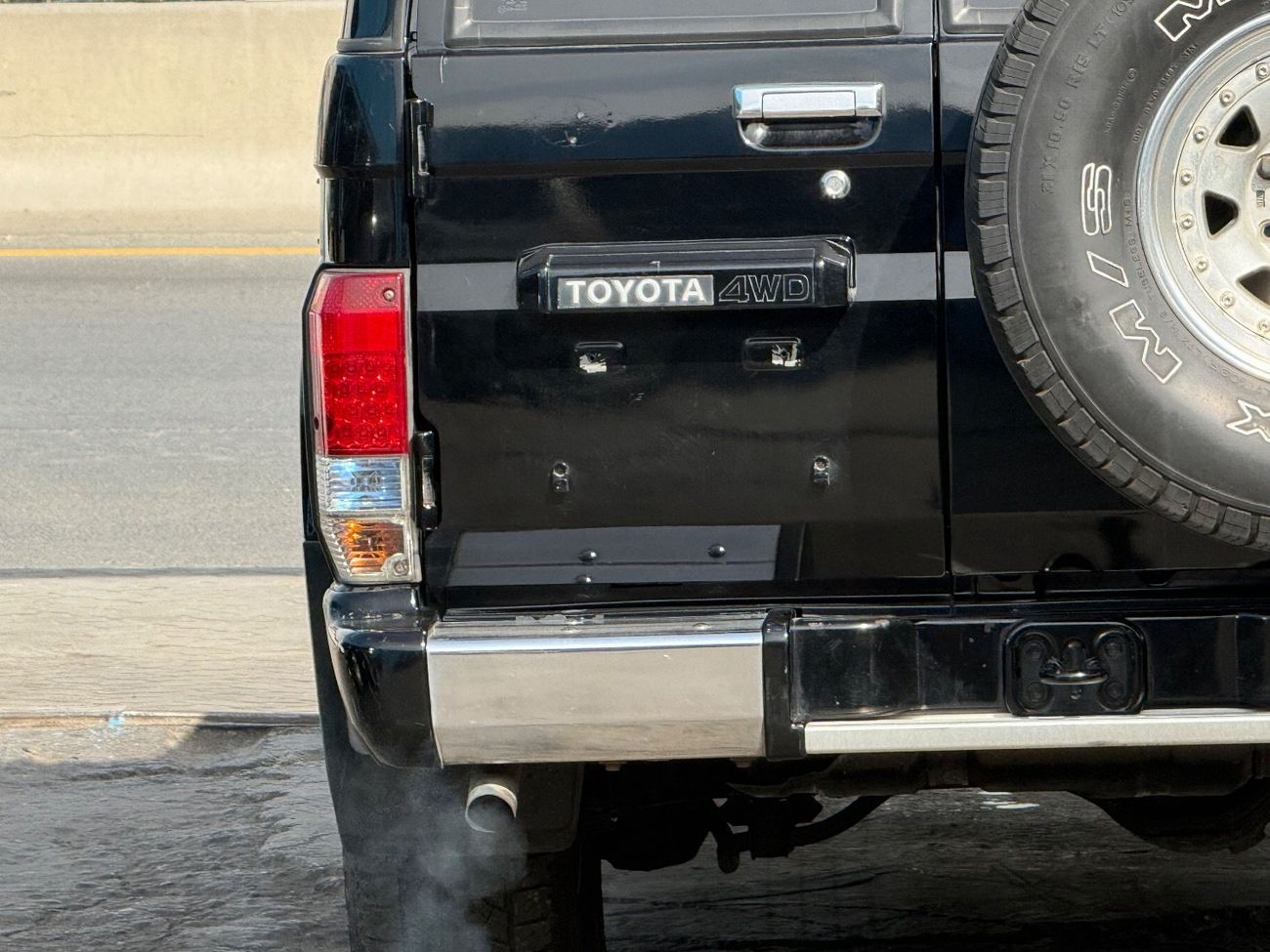 تويوتا لاند كروزر 70 4WD- 7 Seater