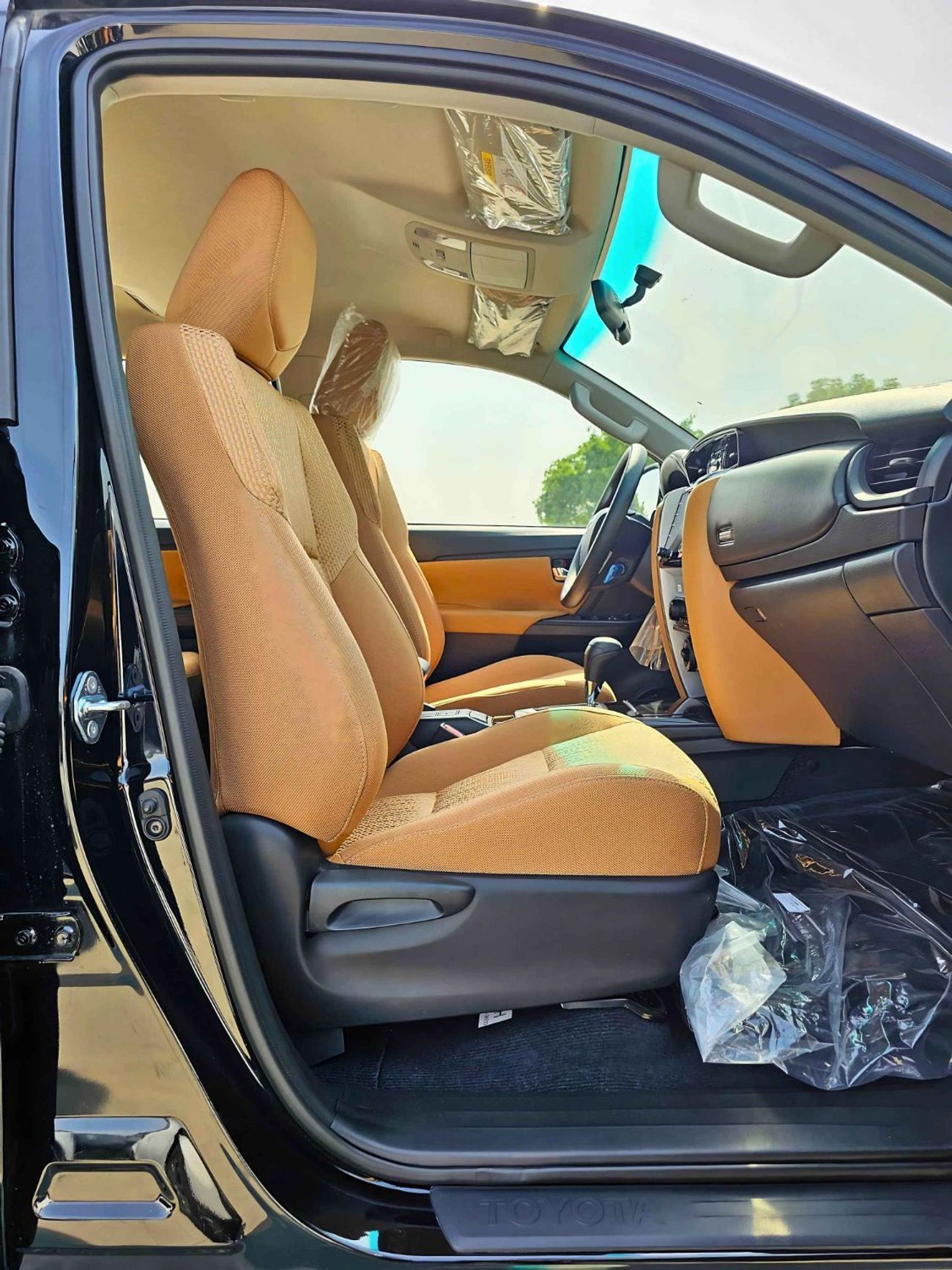 تويوتا فورتونر SR5 / 2.7L V4 PETROL / DVD+ CAMERA / AUTO A/C / CODE # FPGO