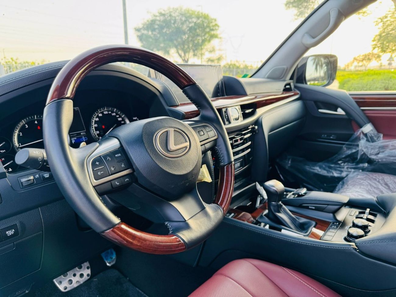 Lexus LX 570 Signature 5.7L GCC SPEC NEAT AND CLEAN LESS KILOMETER