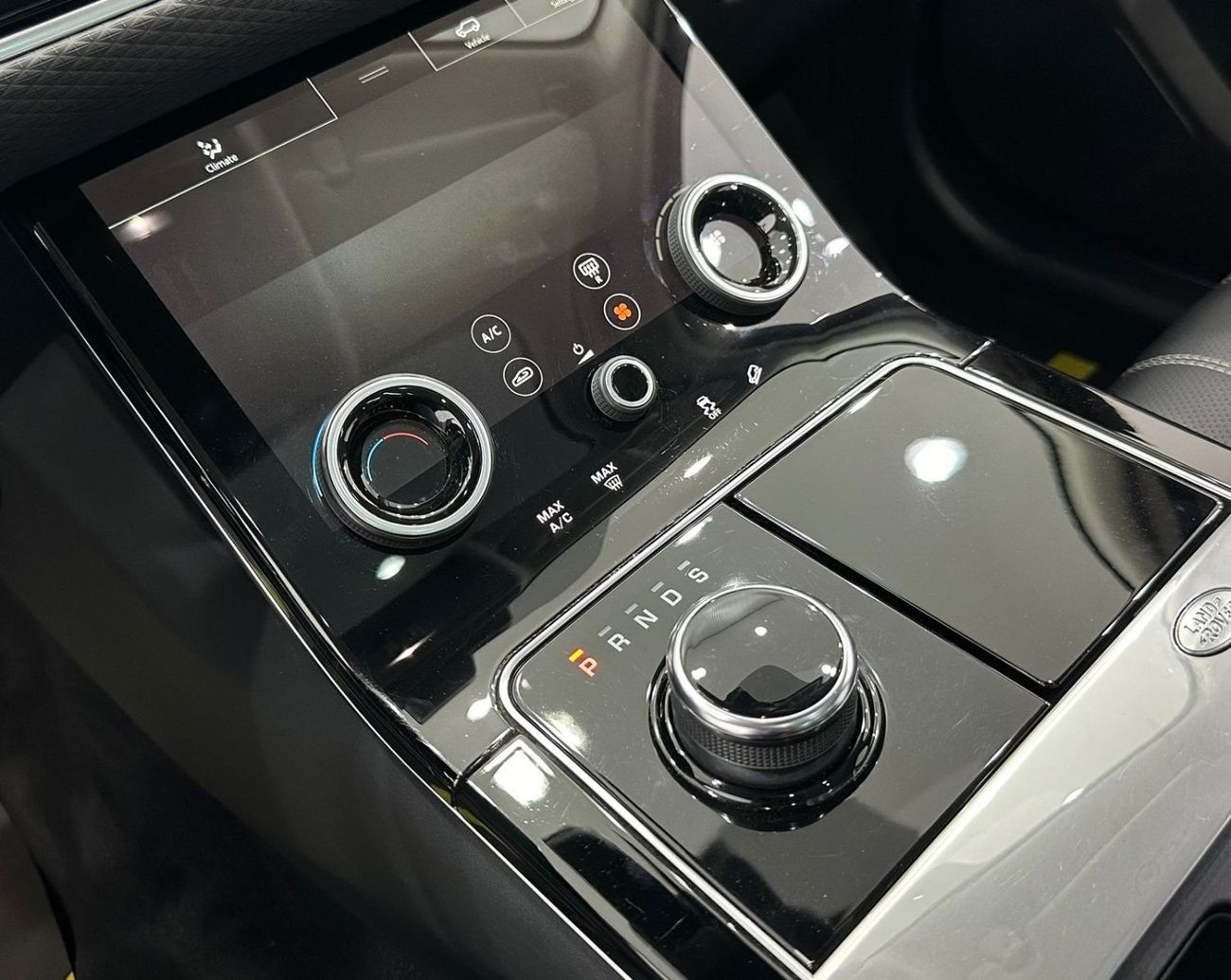 لاند روفر رينج روفر فيلار 2020 Range Rover Velar P250 S, Sep 2025 Range Rover Warranty + Service Pack, Low Kms, GCC