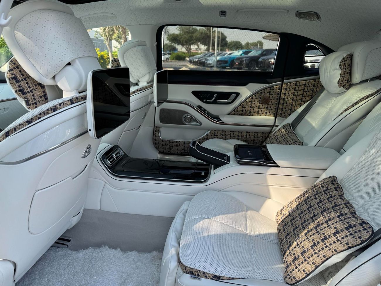 Mercedes Maybach S680 Maybach **2023**BRAND NEW GCC SPEC UNDER WARRANTY AND SERVICE