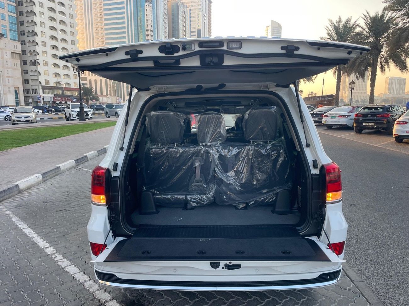 تويوتا لاند كروزر VXR 200 Series Right Hand Side Drive