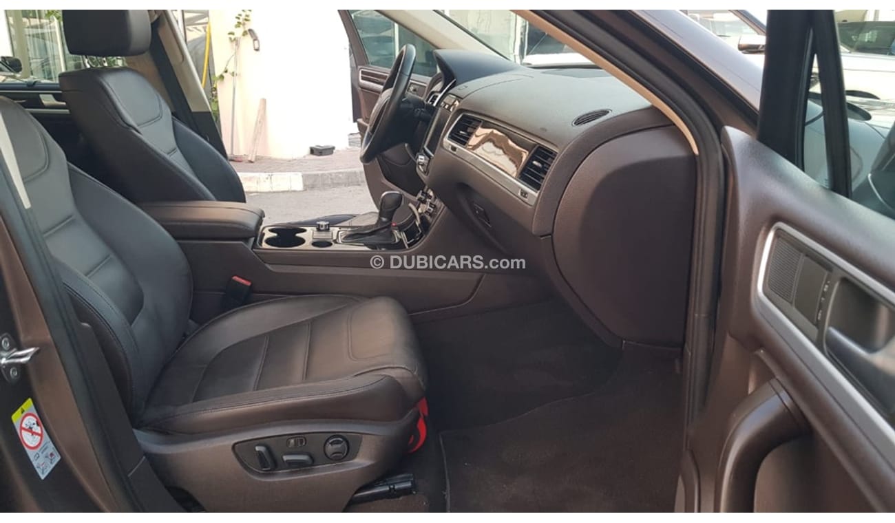 Volkswagen Touareg Volex wagan Touarag model 2011 GCC car full option panoramic roof leather seats back camera full ele