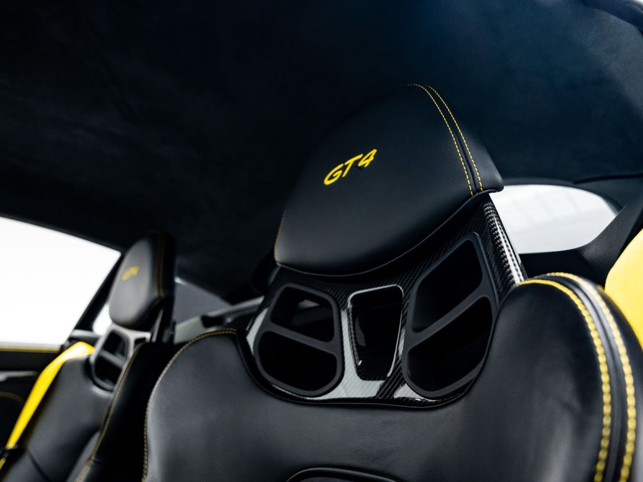 بورش كايمان 718 GT4 4.0L (414 HP) M/T