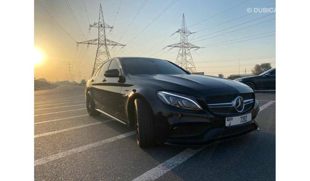 مرسيدس بنز C 63 AMG سياره نظيفه جدا بحاله ممتازه صبغة وكاله