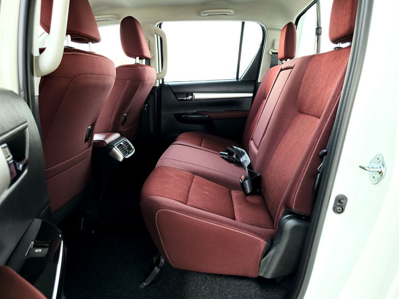 Toyota Hilux TOYOTA HILUX DIESEL 2.4 DOUBLE CABIN - M/T - HIGH OPTIONS - PUSH START - 2025 - WHITE INSIDE RED - N