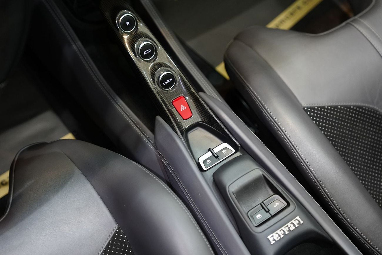 فيراري ف ٨ سبيدر 3.9T V8 Passenger Display, Suspension Lifter, Full Carbon Fiber Package!!