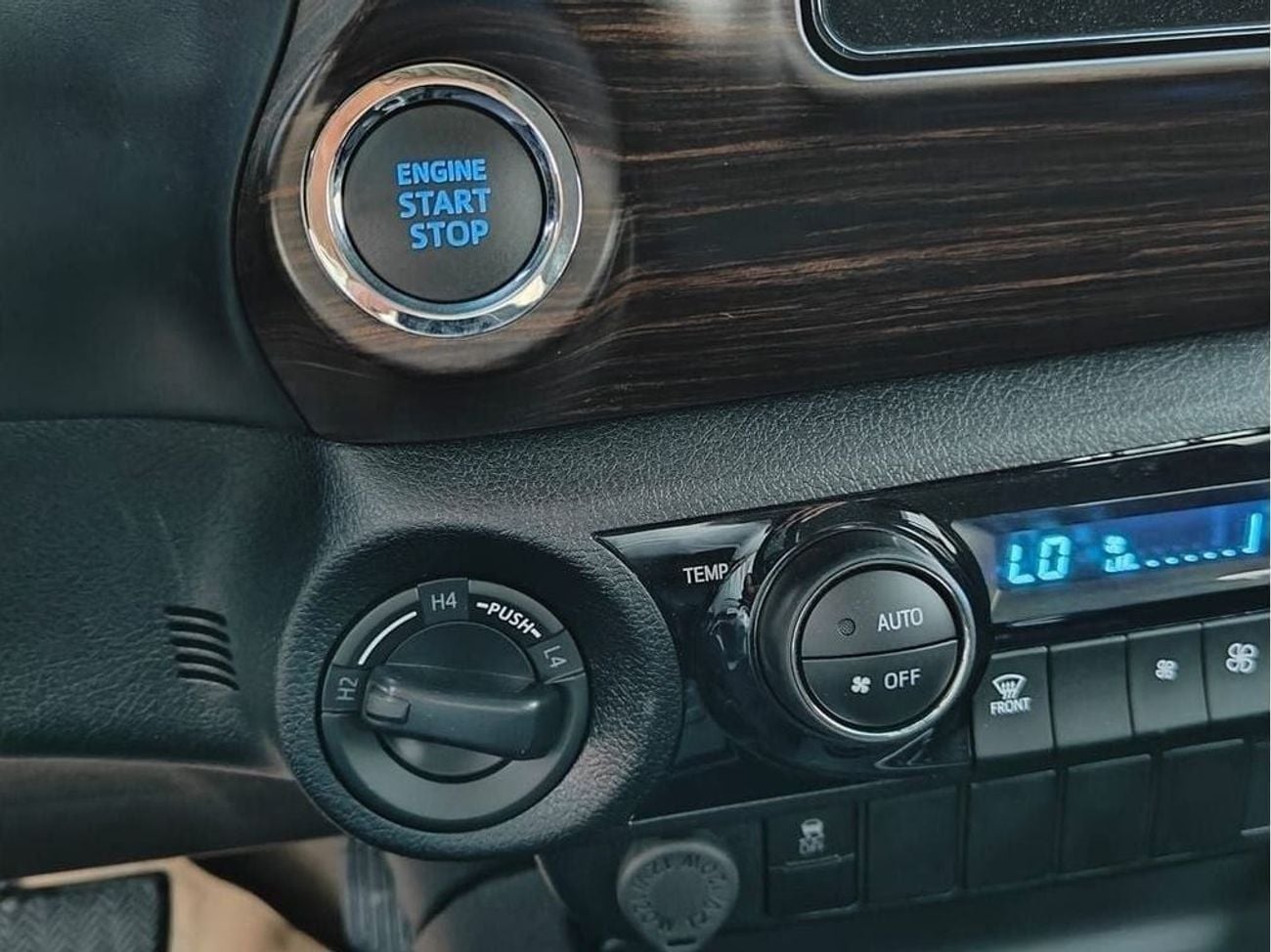 تويوتا هيلوكس SGLX TOYOTA HILUX 2.7 SR5 4x4 DOUBLE CABIN PETROL AUTOMATIC FULL OPTION 2025 MODEL