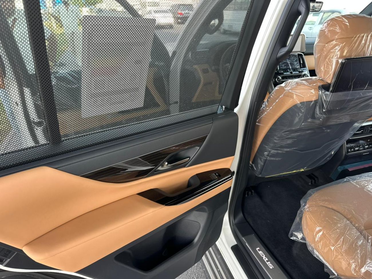 لكزس LX 700h Signature