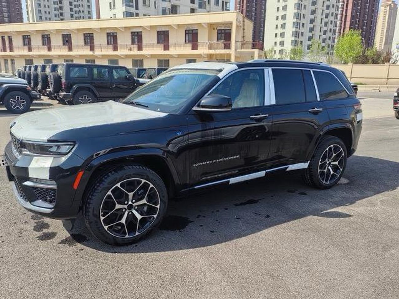 Jeep Cherokee 5 SEATER LIMITED PLUG IN HYBRID ( FOR RE EXPORT ONLY )