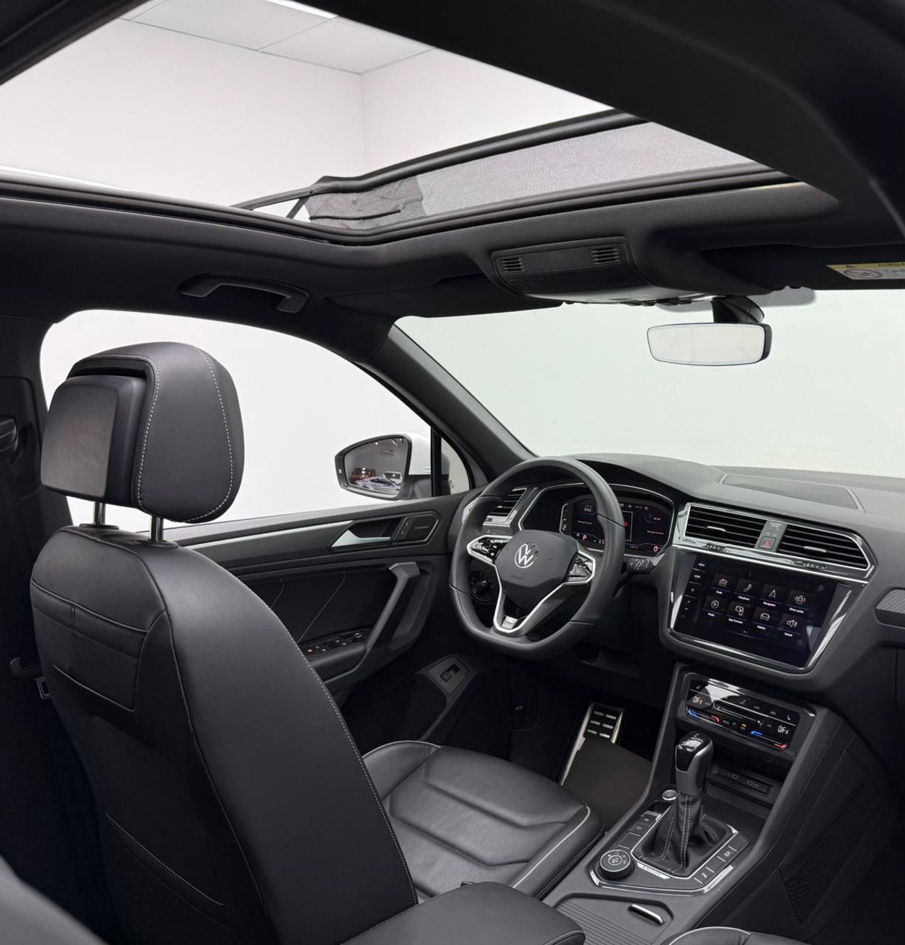 فولكس واجن تيجوان 2024 Volkswagen Tiguan R-Line, 2026 Volkswagen Warranty + Service Pack, Very Low Km, GCC