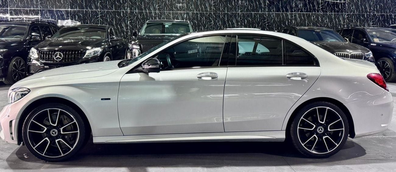 Mercedes Benz C300 STD AMG Pack 2.0L 2020 Mercedes-Benz C300e AMG Line with Full Gargash Service History