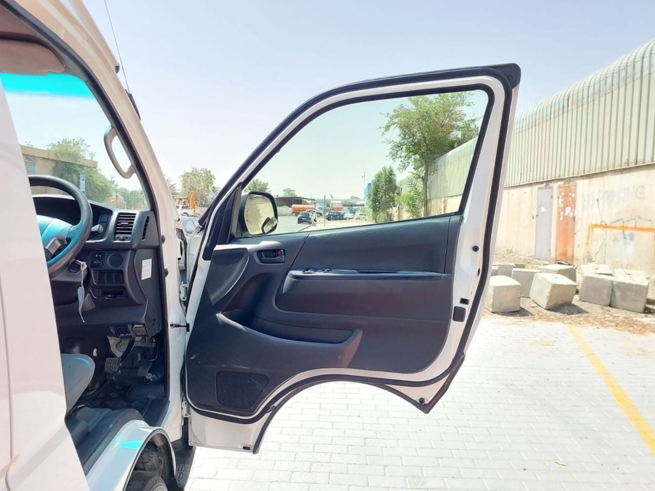 Toyota Hiace GL TOYOTA HIACE COMMUTER VAN RHD 2018 MODEL 3.0 L DIESEL AUTOMATIC(PM21278)
