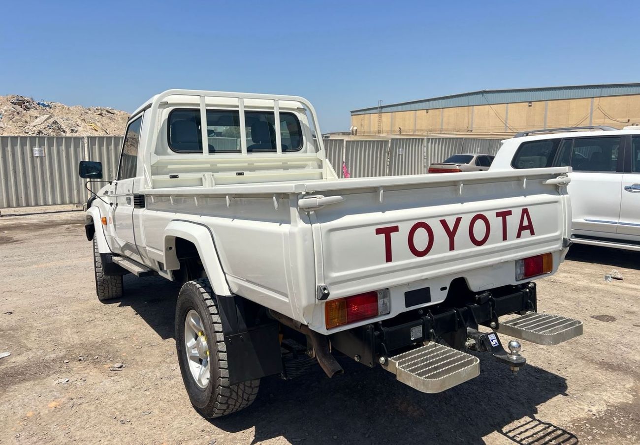 تويوتا لاند كروزر DIESEL ENGINE ,RIGH HAND DRIVE ,4.5 LITER ,MANUAL GEAR