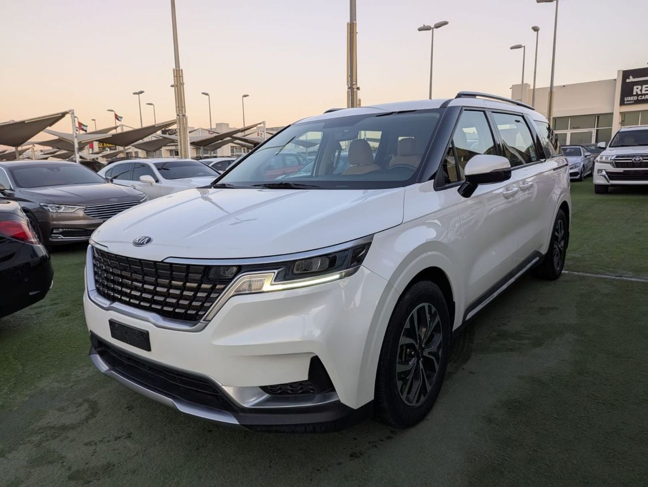 Kia Carnival GDI L 3.5L Kia Carnival 2021 GCC 6 cylinder engine 3.5L clean car without accident without paint ava