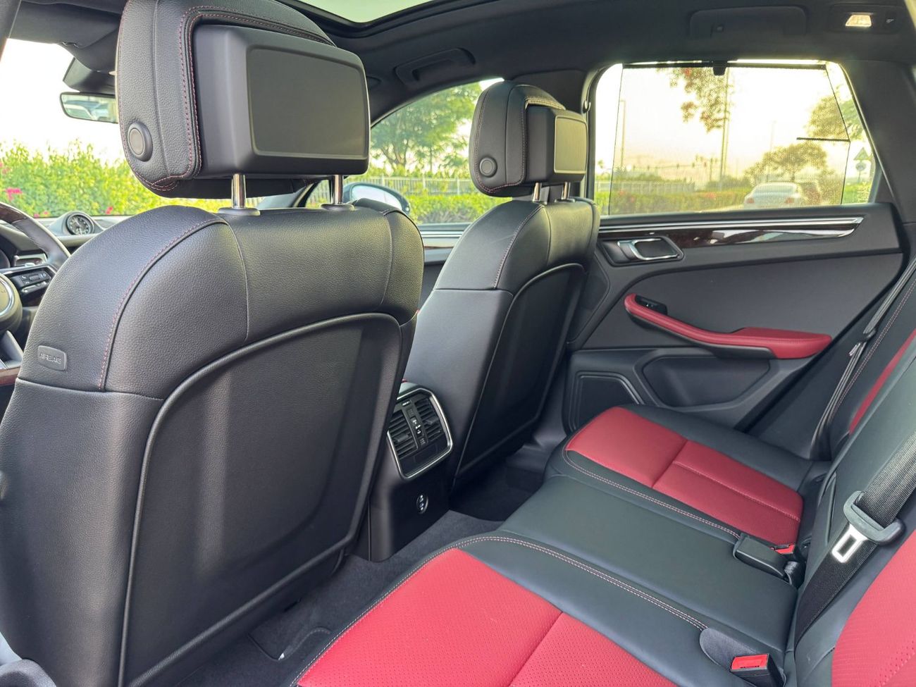 Porsche Macan Std 2.0L (252 HP) GCC SPEC UNDER WARRANTY NEAT AND CLEAN