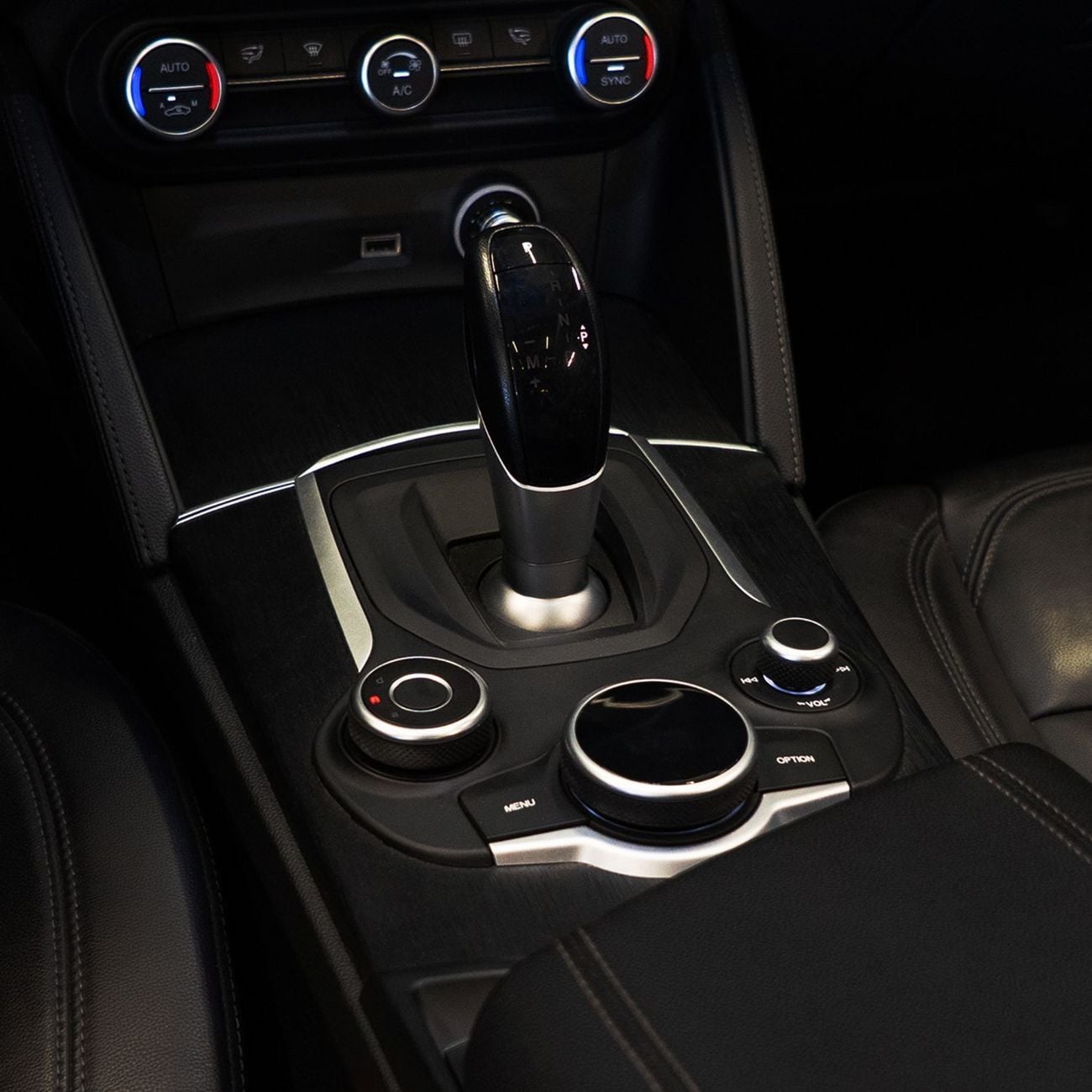 Alfa Romeo Stelvio Super 2.0L AED 1,436 pm • 0% Downpayment • Alfa Romeo Stelvio Q4 • 1 Year Warranty