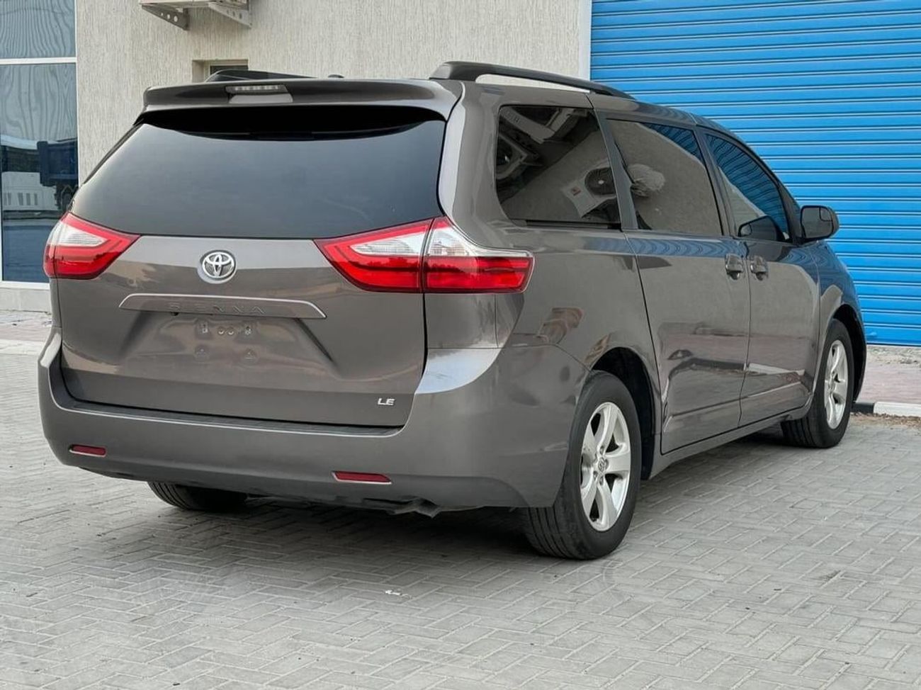 تويوتا سيينا تويوتا سيينا LE وارد 2015