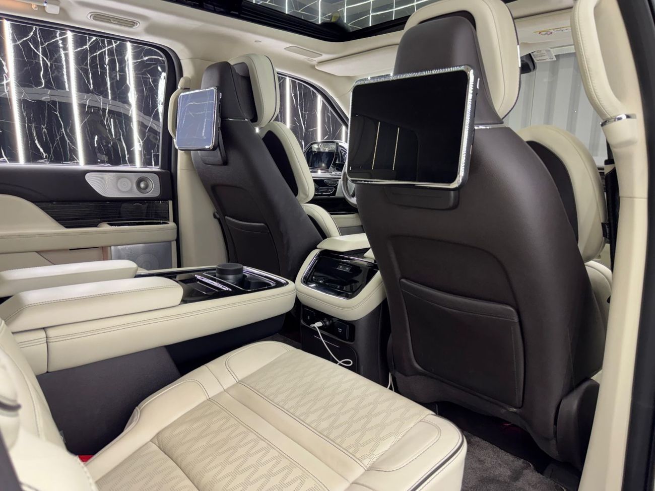 Lincoln Navigator Presidential 3.5L 2023 Lincoln Navigator, 2028 Lincoln Warranty + Service Pack, 7 Seater, GCC