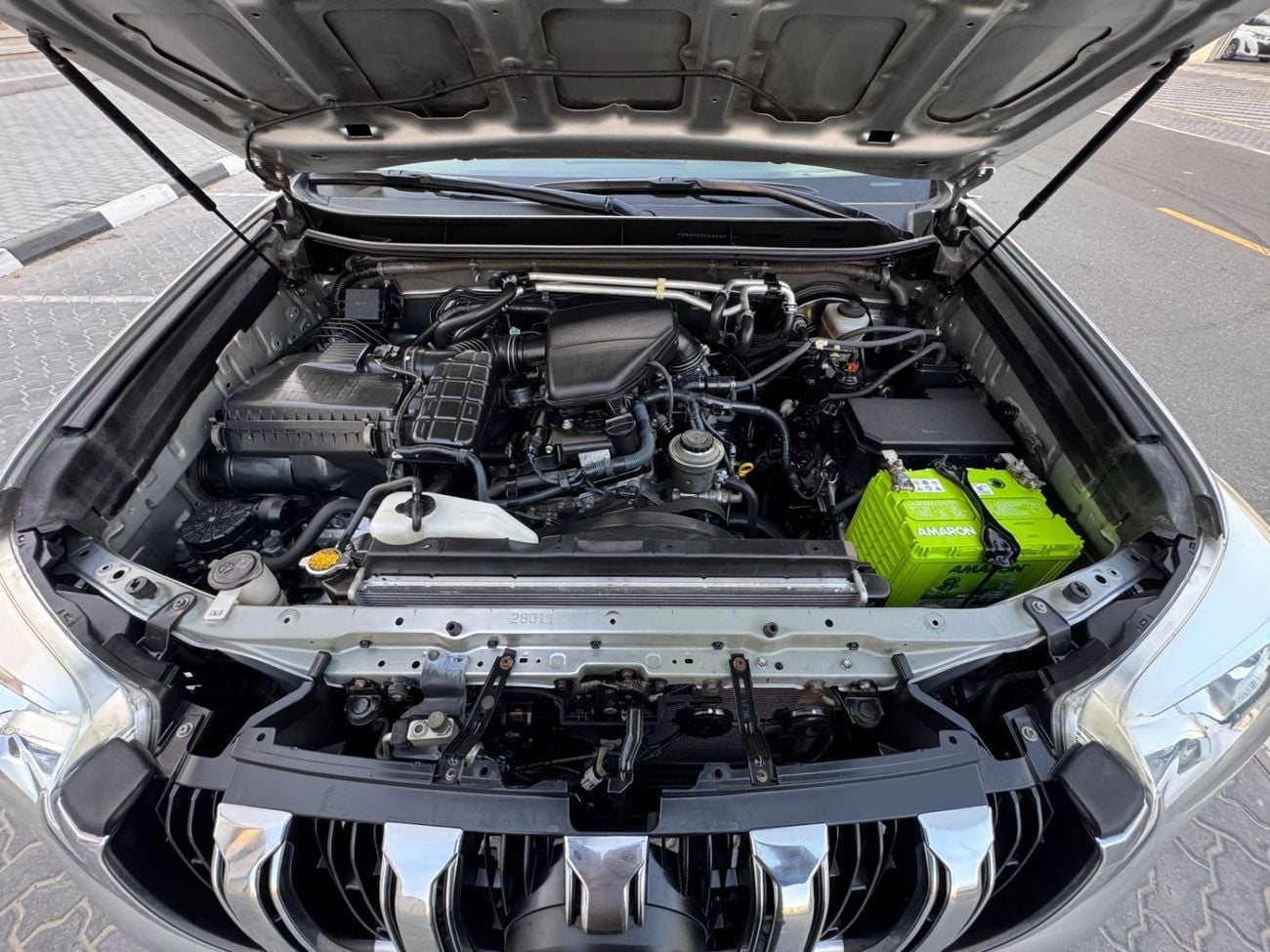 تويوتا برادو LHD VXR (Top of the Option) 2.7 V4 2TR Petrol engine Automatic Gear 4WD 7 Seats 5 Doors