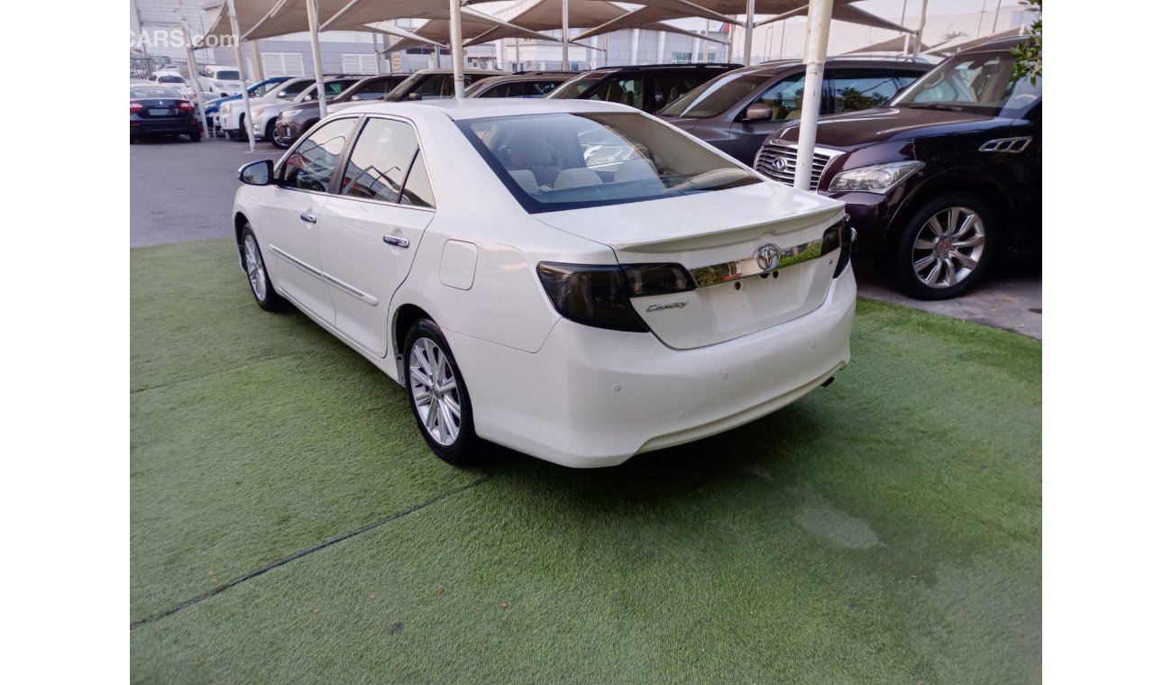 Toyota Camry 2012 GCC model, white color, beige interior, without accidents, rear camera control, Android screen,