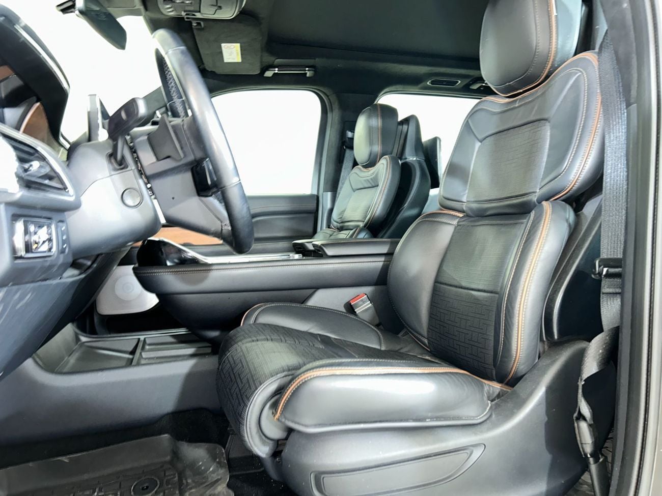 لينكولن نافيجاتور Presidential 3.5L N1923 / FREE Insurance + Registration / AL TAYER MOTORS / AL QOUZ SHOWROOM