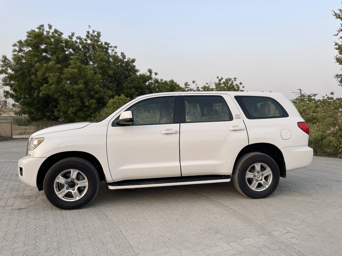 Toyota Sequoia Limited Toyota Sequoia   MODEL 2012  V8     L5,7   Excellent Condition (GCC  _ SPEC) - VERY GOOD CON