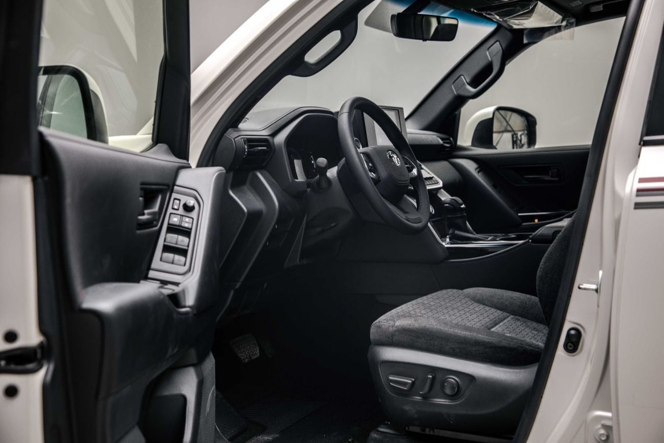 تويوتا لاند كروزر GXR Standard 3.5L - White Pearl Inside Black | Export Only