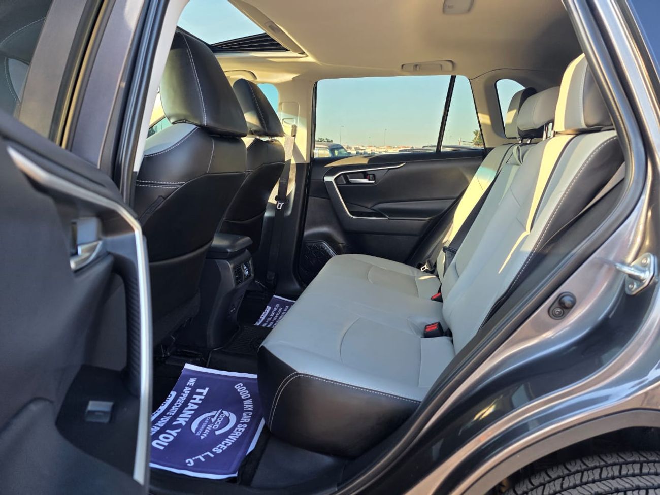 Toyota RAV4 2.5L XLE Full option Sunroof , Push button and Trunk automatic