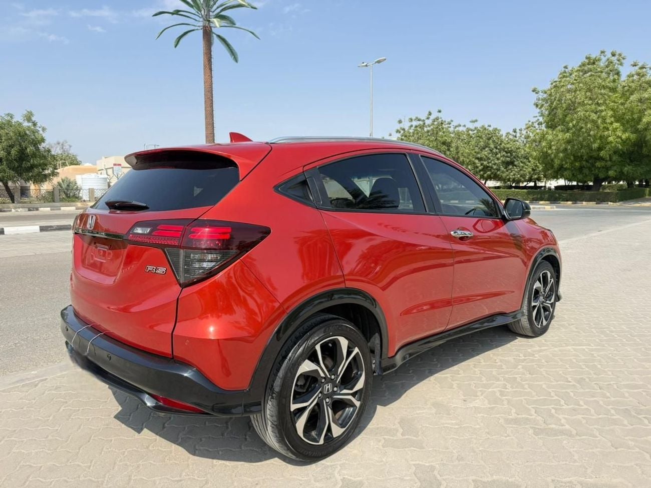 هوندا HRV RS 1.8L v4 petrol engine RHD 2WD Automatic transmission 5 Seats Suv with 5 doors