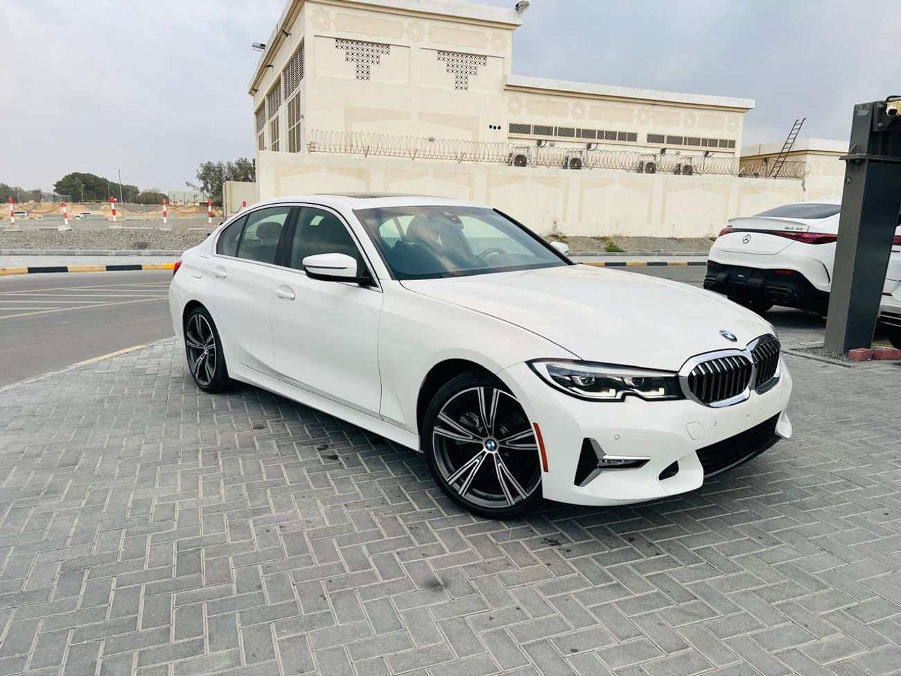 بي أم دبليو 330i Std 2.0L