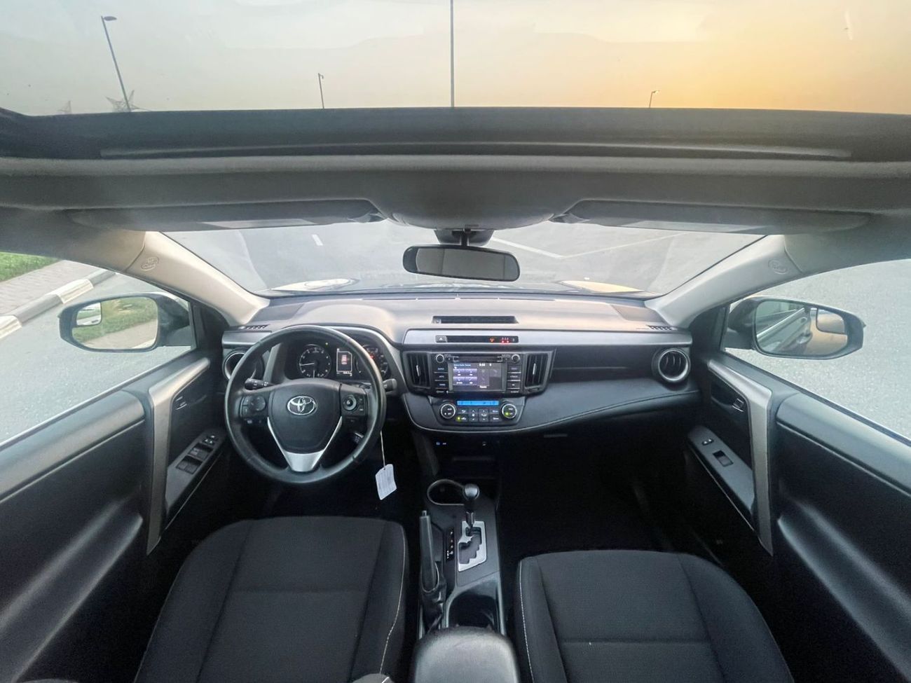 Toyota RAV4 2017 Toyota Rav4 XLE 2.5L V4 Full Option - 4x4 AWD - Sunroof