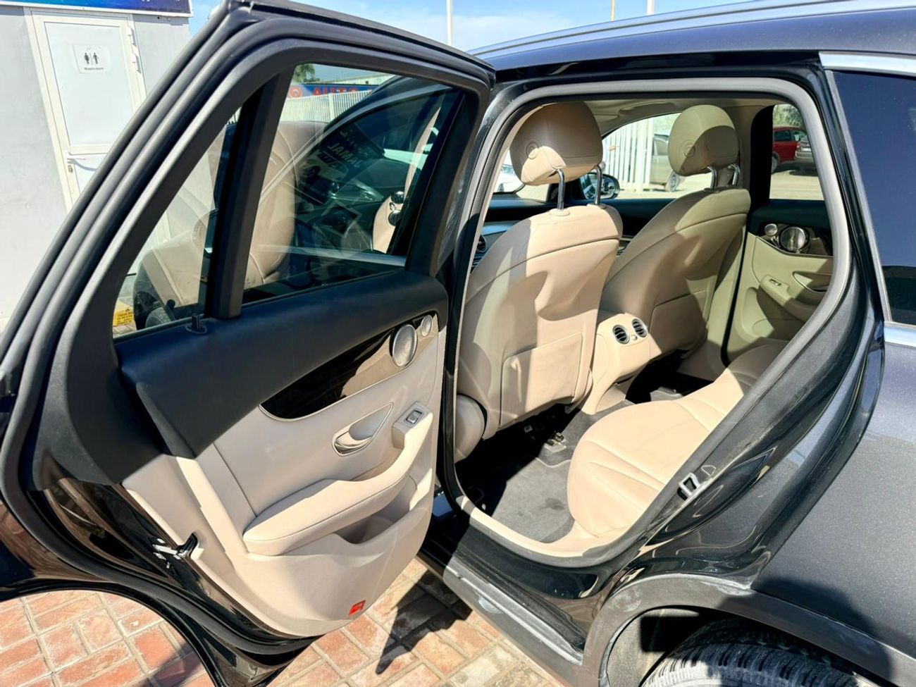 مرسيدس بنز GLC 300 2020 Mercedes benz GLC C300 4matic 4x4 full option Panoramic roof. 360 cameras. Auto parking etc