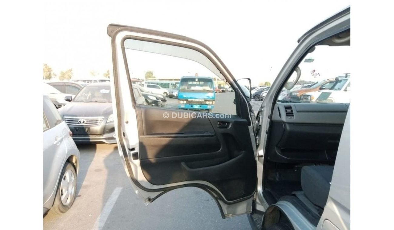 تويوتا هاياس TOYOTA HIACE VAN RIGHT HAND DRIVE (PM 891)