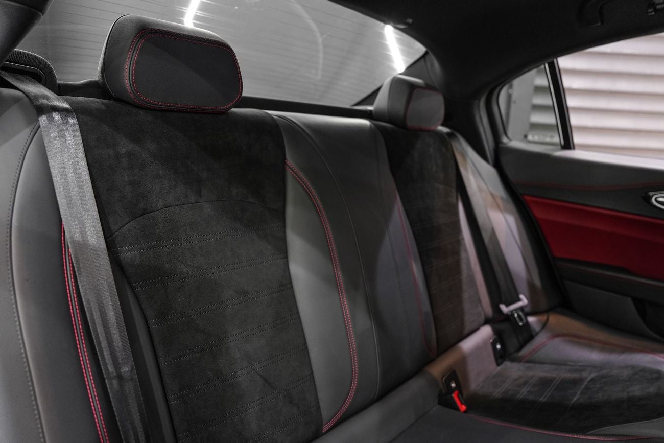 Alfa Romeo Giulia Carbon Fiber Trim, Harman/Kardon Audio, Sport Package, GCC Specs!!