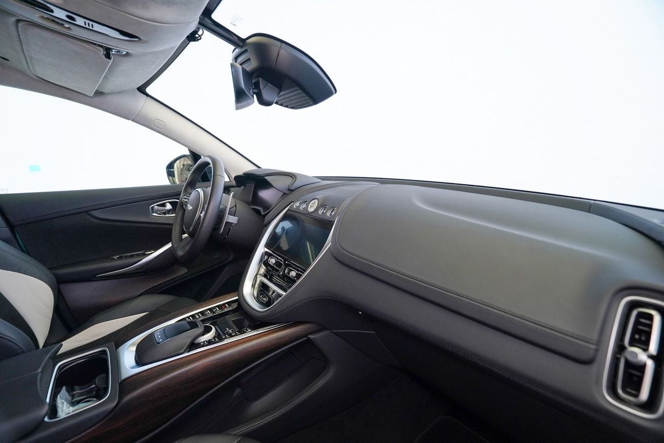 Aston Martin DBX 550