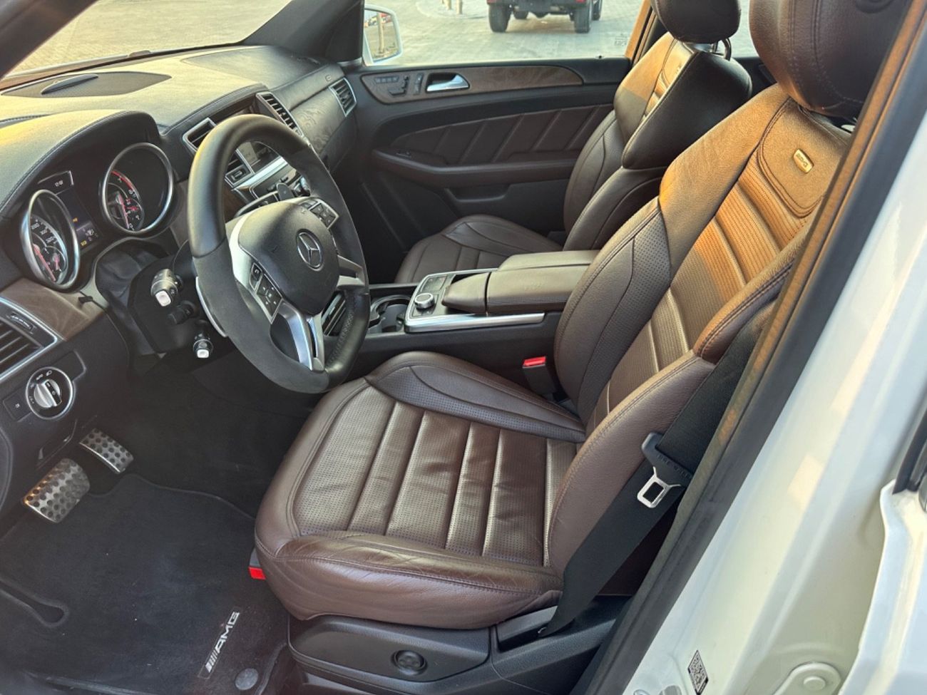 مرسيدس بنز ML 63 AMG موديل 2015 حاله ممتازه صبغ وكاله بالكامل فل مواصفات بانوراما وردار