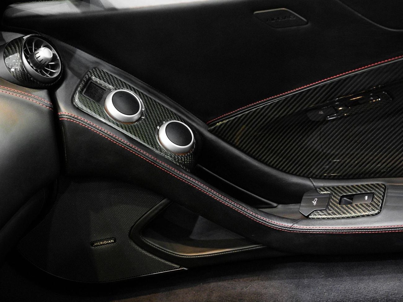 مكلارين 650S سبايدر نظام رفع، حزمة الكربون، نظام صوت ميريديان، مواصفات دول مجلس التعاون الخليجي!!