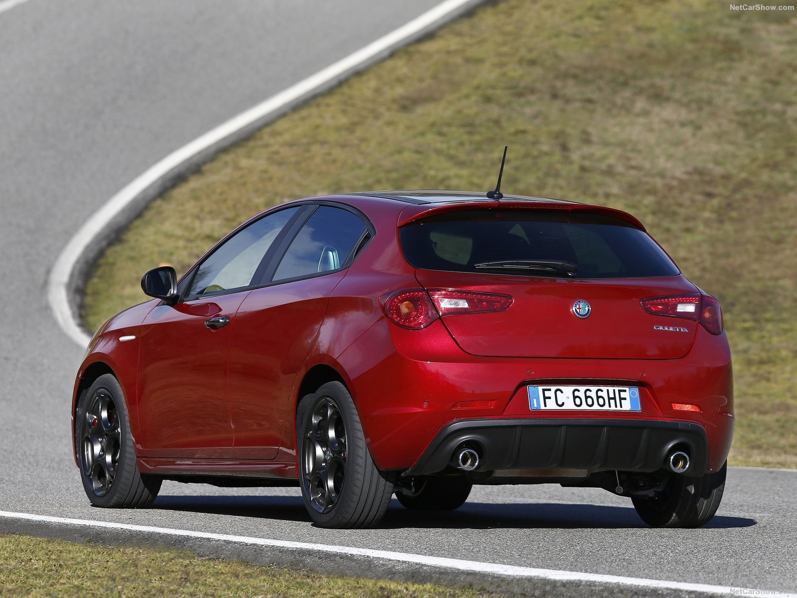 Alfa Romeo Giulietta exterior - Rear Right Angled