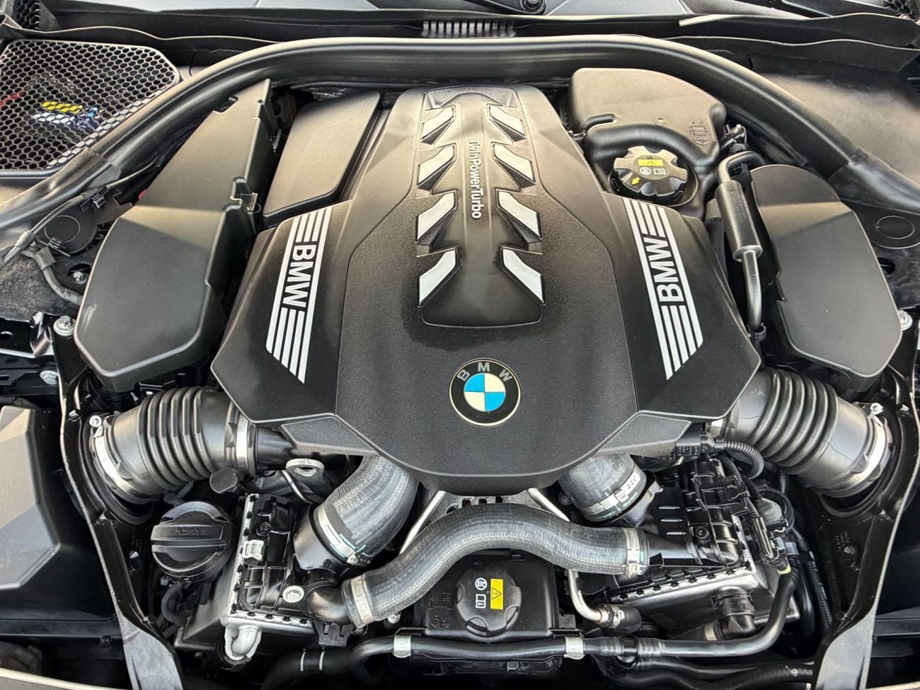 بي أم دبليو 750Li xDrive 4.4L (530 HP)