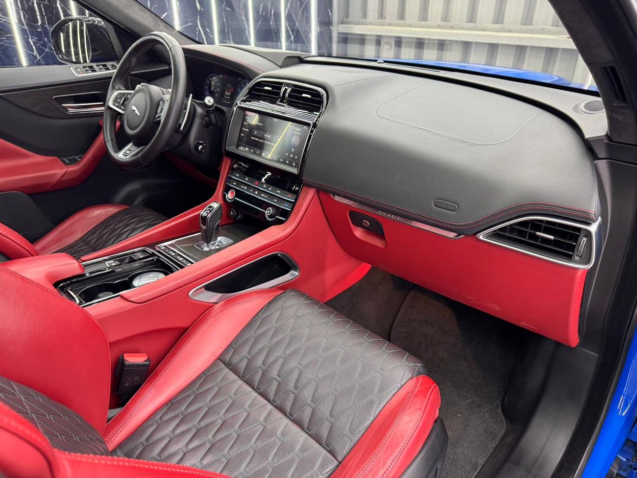 جاكوار F بيس SVR 5.0L