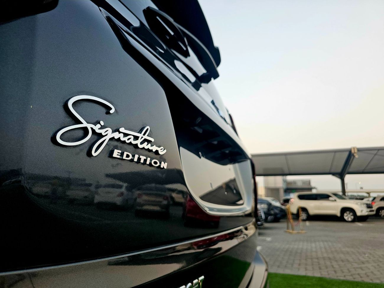 ميتسوبيشي مونتيرو سبورت SIGNATURE EDITION/ STAR LIGHTING/ RED INTERIOR/ LOW MILEAGE