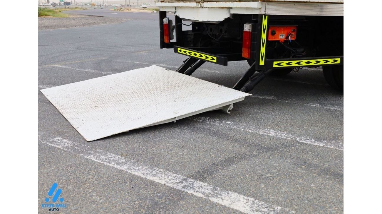 Hino 300 614 / Dual Cab 4.0L RWD / Diesel M/T with Rear AC / Like New Condition / GCC Specs