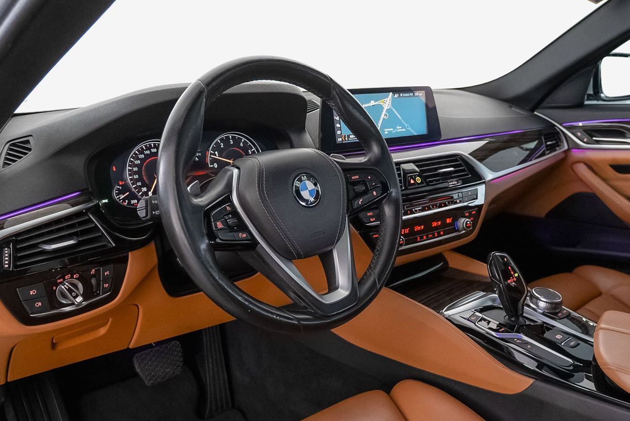 بي أم دبليو 530i Luxury 2.0L